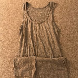 5/$15- Maternity tank size medium